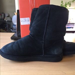 Ugg short black boots